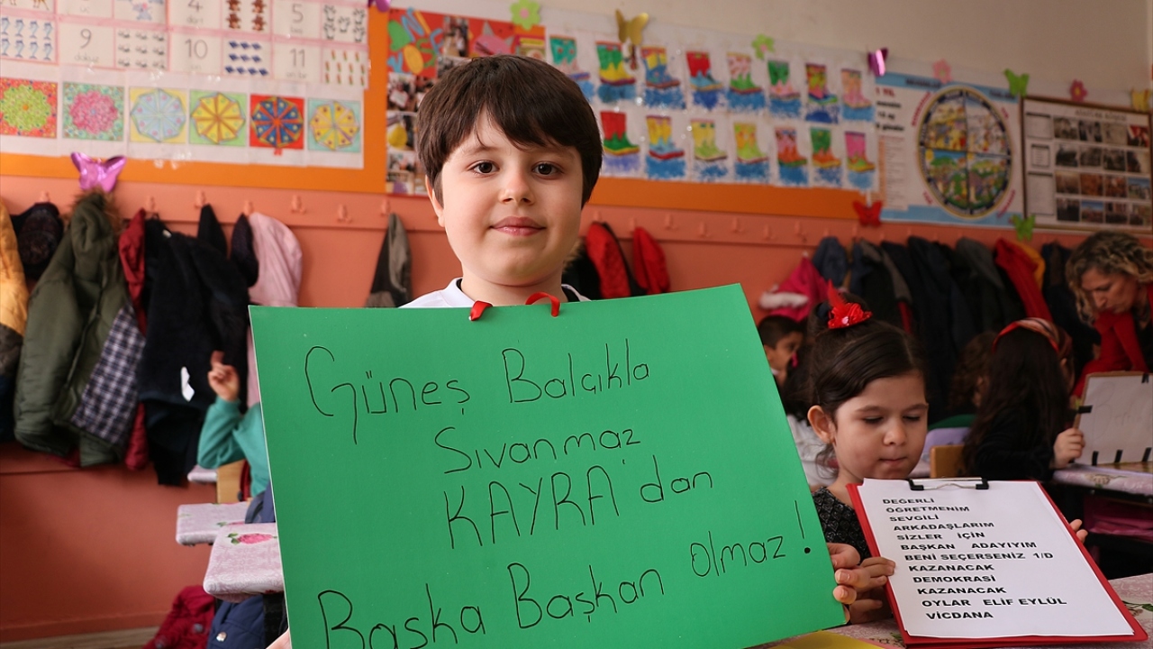 Sınıf başkanı seçilen Çay ise arkadaşlarından aldığı oyla başkan seçilmenin heyecanını yaşadığını söyledi.