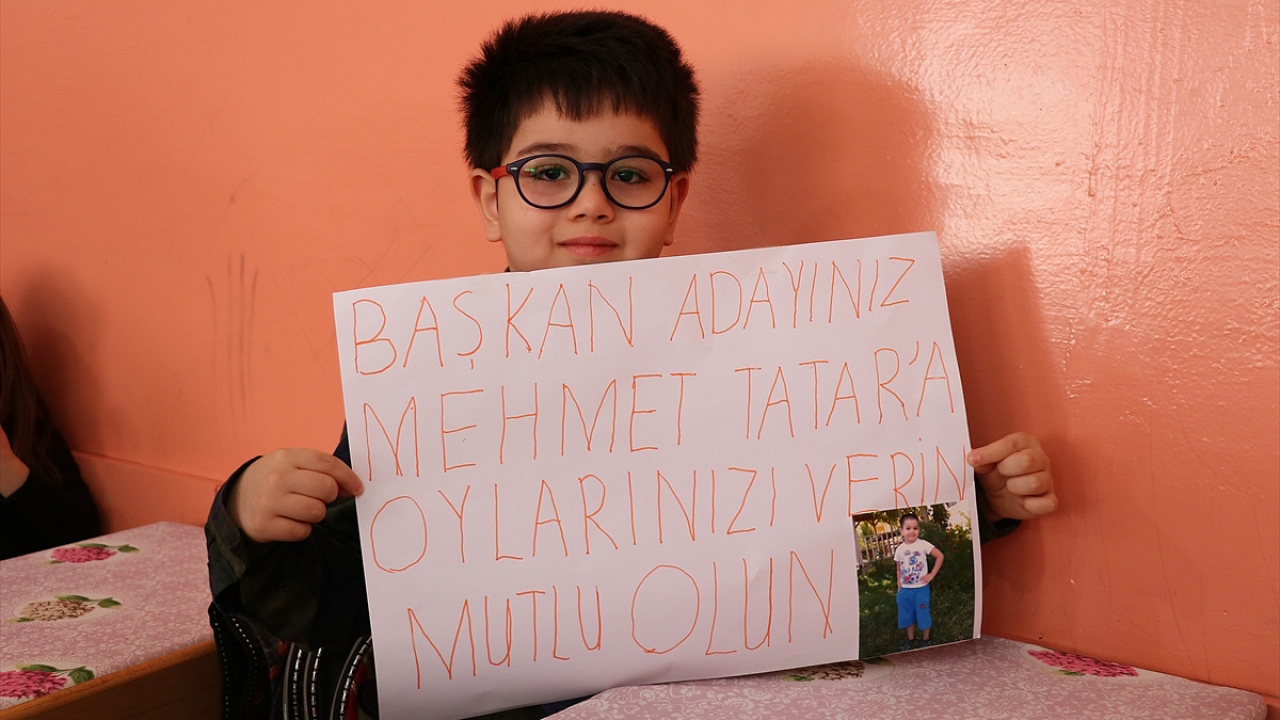 Şakır, "Topluluk önünde mikrofonla tanıtım yaptılar, pankart hazırladılar, birbirlerine küçük hediyeler dağıttılar. Çok güzel bir şekilde kavga etmeden yarıştılar. Sınıfımızda güzel bir demokrasi şöleni yaşandı." diye konuştu.
