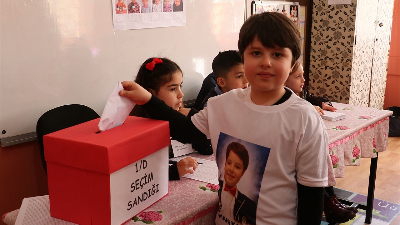 Sınıf başkanı Çay`ın babası Vedat Çay da çok heyecanlı bir seçim süreci yaşadıklarını belirterek, bu sayede heceleyen çocukların okumalarının geliştiğini aktardı.