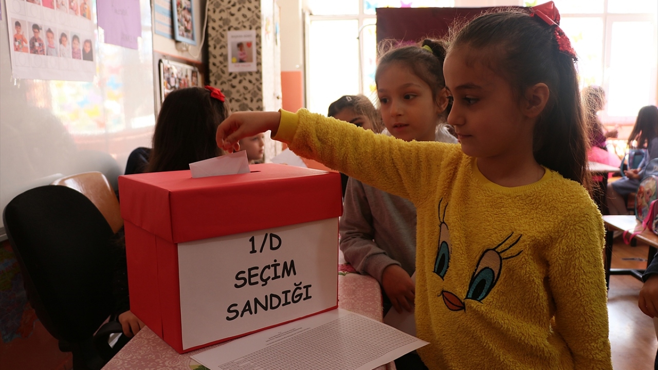Çay, çocuklara bu bilinci kazandıran sınıf öğretmeni Şakır`a teşekkür etti.