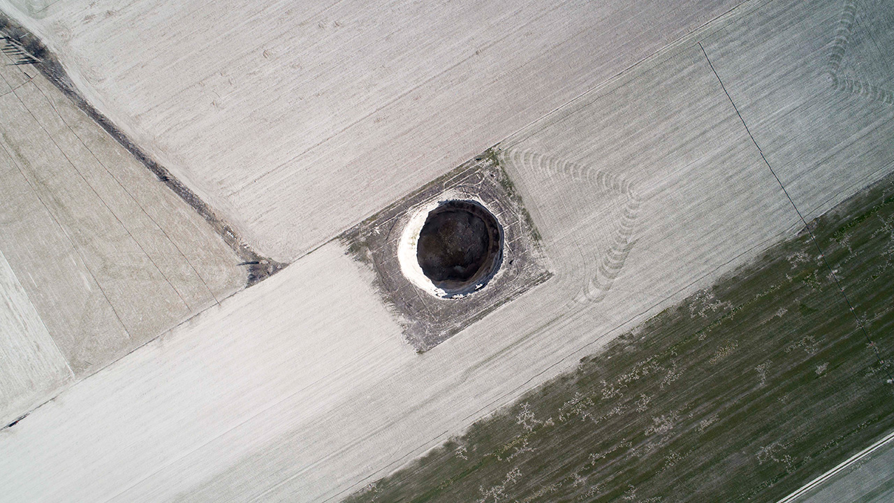 Jeolojik faktörler ve yer altı sularının kontrolsüz kullanımına bağlı bu oluşumların Orta Anadolu`nun geneli için risk oluşturduğu belirtilirken, ilgili kurumlar ve üniversitelerin iş birliğinde çözüm bulunması öneriliyor.