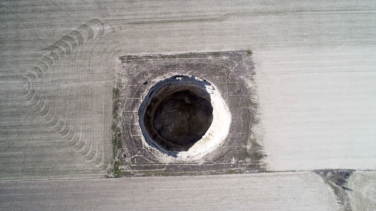 Bölgede yetiştirilen mısır, yonca, yem bitkileri gibi su isteyen ürünlerin yetiştirilmesinin yer altı suyu kullanımını arttırdığına dikkati çeken Arık, şöyle devam etti: