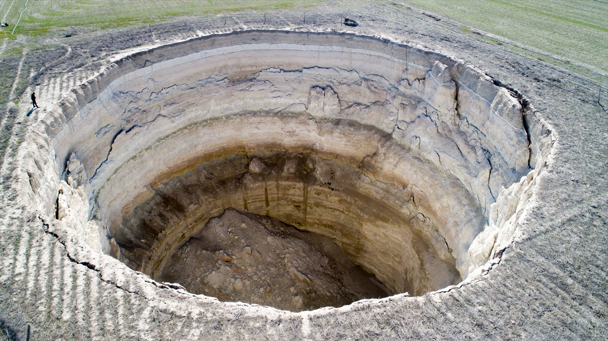 Nalbantçılar, obruk oluşumunun yoğun yaşandığı bölgelerde vatandaşların endişe içinde olduğuna değinerek, şunları kaydetti: