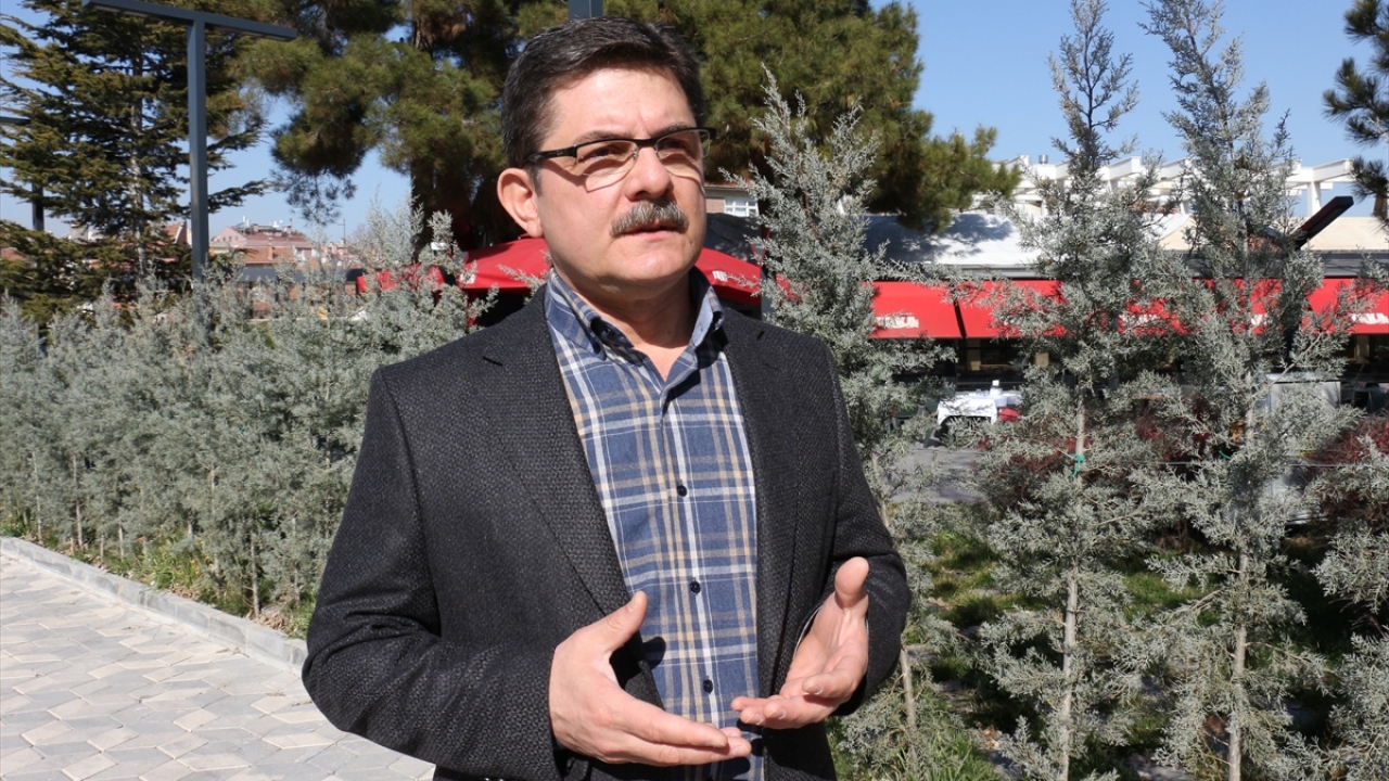 KTÜN Uygulamalı Jeoloji Anabilim Dalı Başkanı Prof. Dr. Tahir Nalbantçılar da obruk oluşumlarının Karapınar`daki kayaç yapısı ve su sorununa benzer şartlar taşıyan her yerde görülebileceğini anlattı.