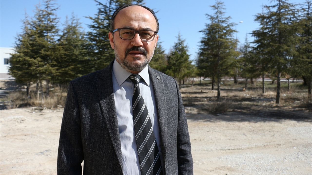 Konya Teknik Üniversitesi (KTÜN) Jeoloji Mühendisliği Bölümü Öğretim Üyesi ve Jeoloji Mühendisleri Odası Konya Şube Başkanı Prof. Dr. Fetullah Arık, Konya`nın Karapınar ilçesinde 6 gün içerisinde 3 obruğun oluştuğunu söyledi.