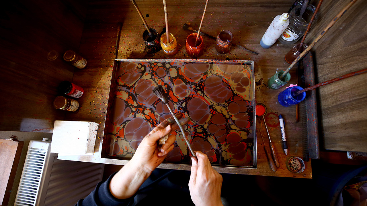 Kurs merkezinde eğitim alanlar arasında, doktorlardan iş adamı ve sanayicilere, ev hanımından üniversite öğrencilerine birçok meslek grubundan kursiyer bulunuyor.