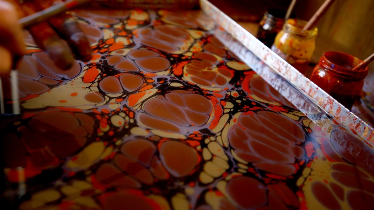 Koyuncu, merkezde yetişen sanatçıların çeşitli davetler ve programlar vesilesi ile yurt dışında ebru sanatını icra ettiklerini dile getirerek, sözlerini şöyle sürdürdü: