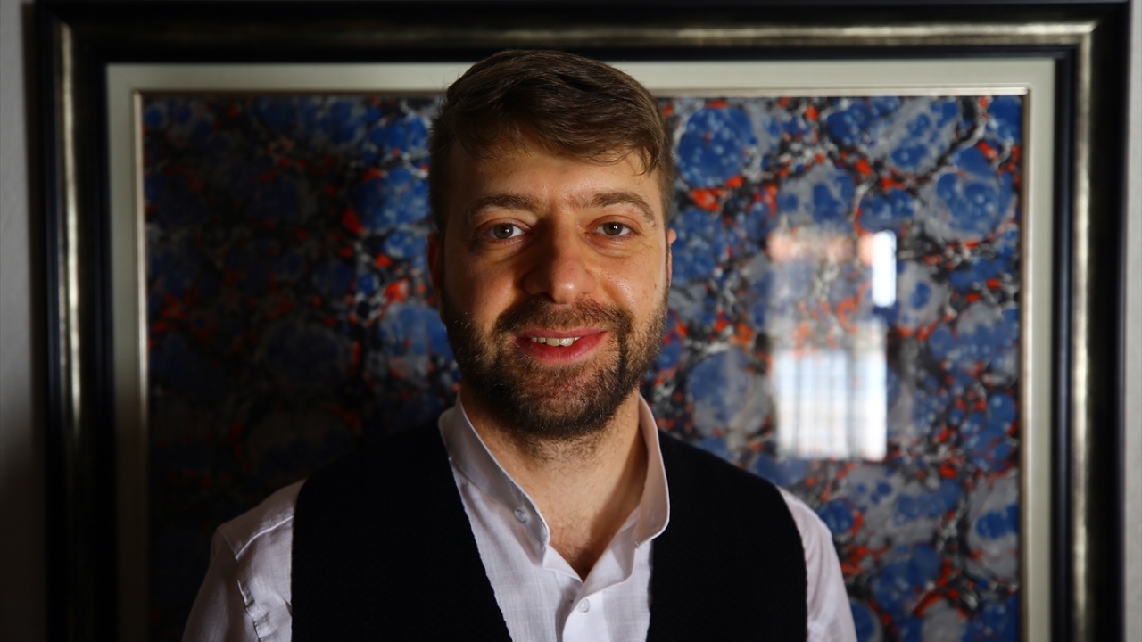 Aldığı eğitimin ardından birçok ülkede ebru etkinliğine katılan Sami Başgil de sanayici olduğunu, 7 yıldır ebru sanatı ile ilgilendiğini anlattı.