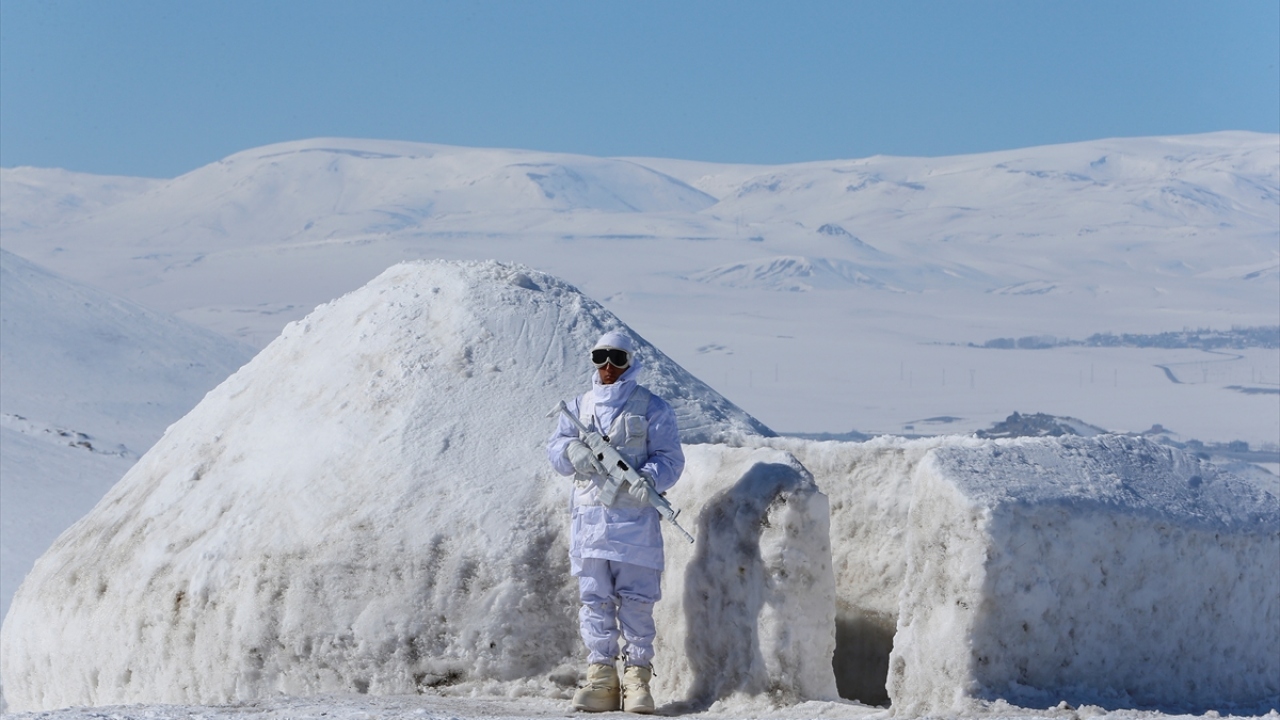 Komando ekiplerince yapılan İglo evler hakkında bilgi veren Narinoğlu, şunları kaydetti: