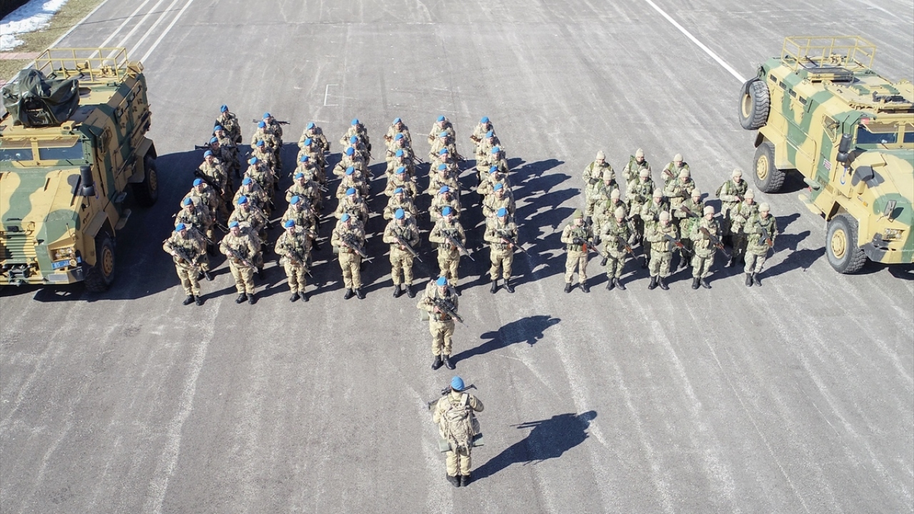 Ardından belirlenen bölgelerde terörle mücadelede görev alan ve genellikle gençlerden seçilen güvenlik korucuları, arazi taraması, yol kontrolü ve asayişin sağlanmasına yardımcı oluyor.
