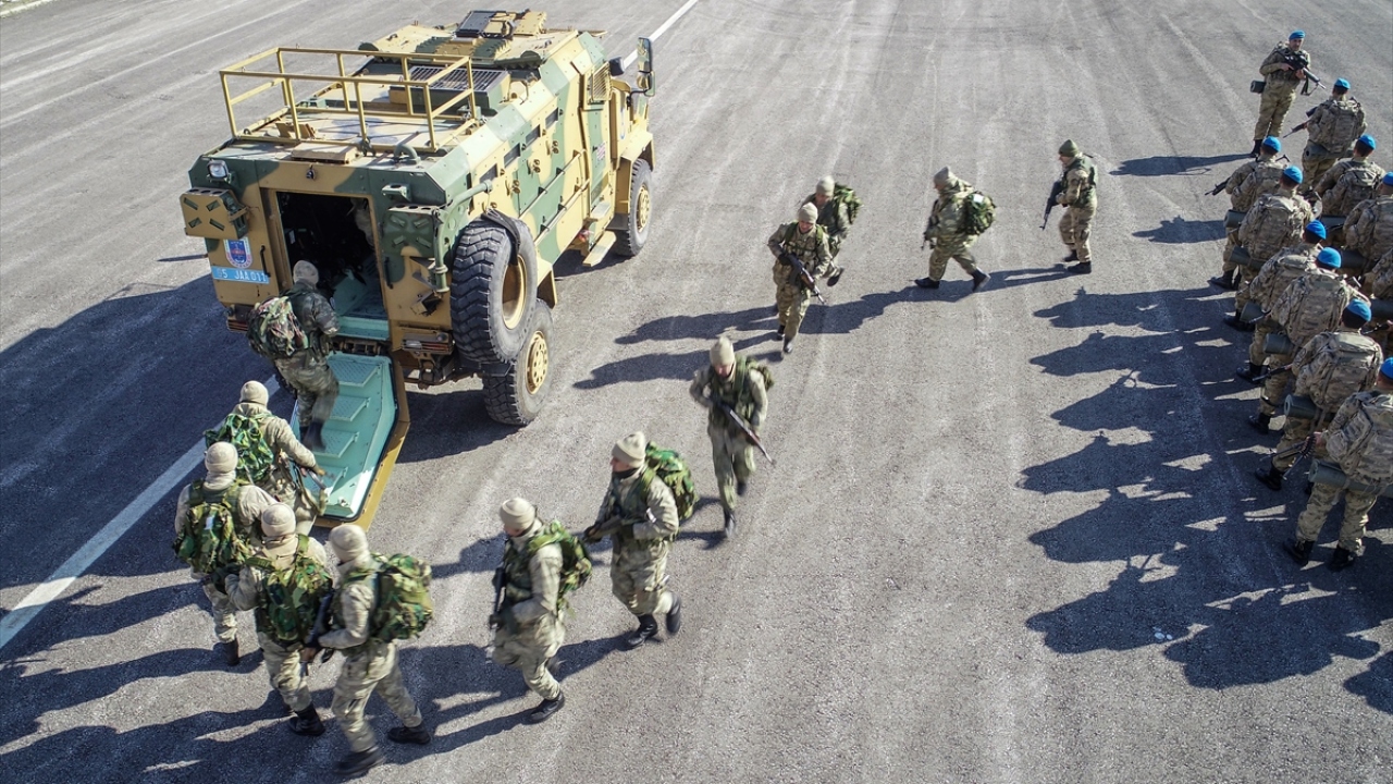 Jandarma timleriyle operasyonlara katılıyorlar