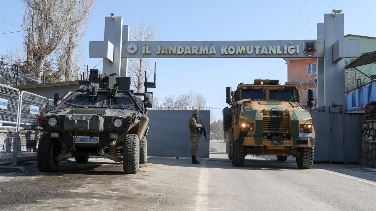 Van Güvenlik Korucuları ve Şehit Aileleri Yardımlaşma ve Dayanışma Derneği Başkanı olan güvenlik korucusu Ayhan Kahraman, güvenlik koruculuğunun terör olaylarının yoğunlaştığı 1985`te başladığını anımsattı.