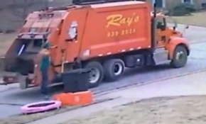 ABD'de bir temizlik görevlisi bulduğu trambolinle çocuklar gibi eğlendi