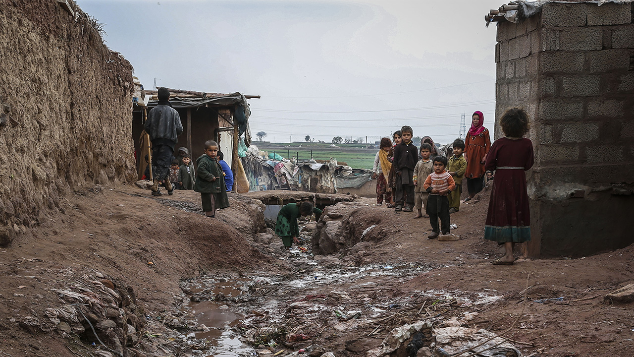 Başkent İslamabad`ın dışındaki Afgan Basti isimli kampta yaşayanlar, özellikle derme çatma evler, sağlıksız koşullar, yağmur ve atık sularla bataklığa dönüşmüş yolların hastalıklara neden olduğunu söylüyor.