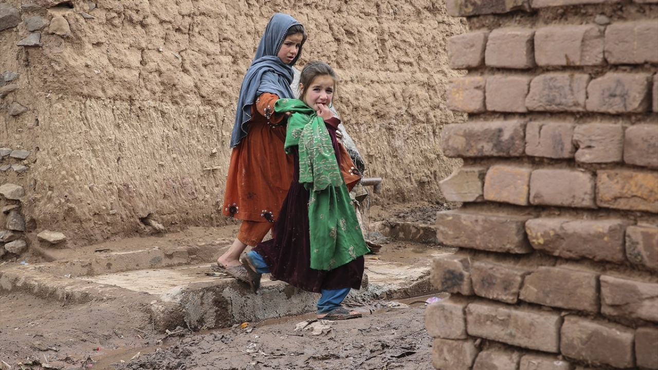 Kampta elektrik ve atık su sistemi olmadığı gibi evlerden çıkan atık sular, evin altına açılan bir delikten toprak yollara akıyor. Kampta bulunan tek traktör, biçerdöver ve tarladan elde edilen gelir mülteciler arasında paylaştırılıyor.