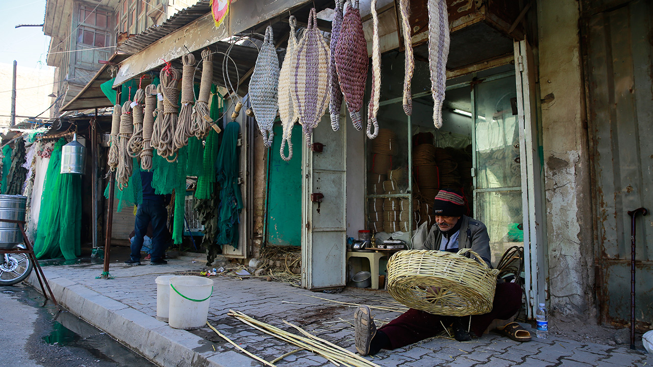 Orta Doğu`da nehir kenarlarında yetişen kamış ve bol bulunan hurma ağaçlarının saplarından örülen hasır ürünleri, plastik ve diğer sanayi ürünler ortaya çıkmadığı eski zamanlarda günlük hayatın vazgeçilmez ev gereçleri arasındaydı.