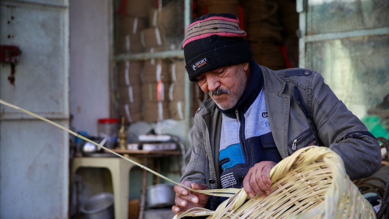Hasır ürünlerinin sıklıkla kullanıldığı ve zor şartlara rağmen örülmesine devam edilen ülkelerin arasında Irak bulunuyor. Dicle ve Fırat Nehirlerine sahip, bereketli zengin toprakları olan Irak`ta hasırın çok eski bir geçmişi var. 