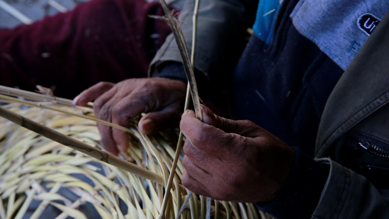 Irak`ta hasır mesleğini icra edene Arapça`da "Havvas" deniliyor ve bu kelime kamış anlamına gelen "hus"tan geliyor. 