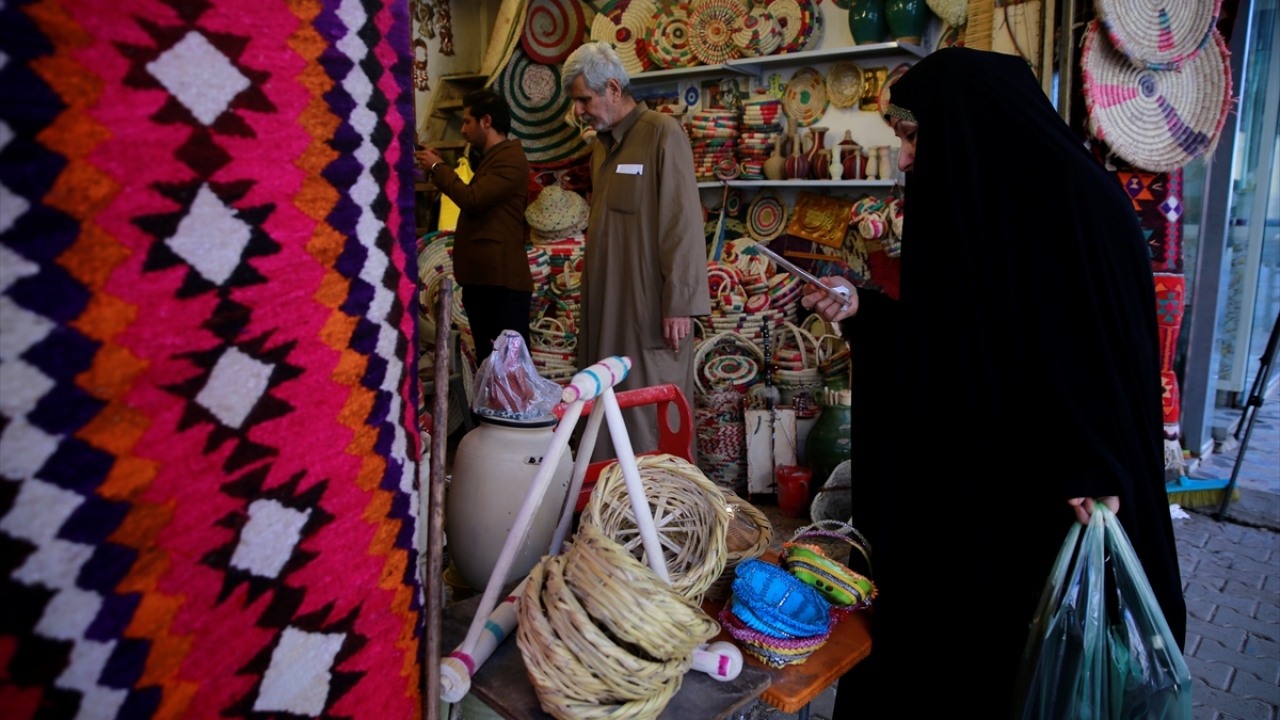 Dicle Nehri`nin kenarında yetişen kamış ve ülkede bol olan hurma ağaçlarının dallarından yapılan sepet, sandalye, kuş kafesi, süpürge ve yelpaze gibi el işi hasır ürünlerini teknoloji ve sanayileşmeye rağmen başkent Bağdat`ta bulmak mümkün. 