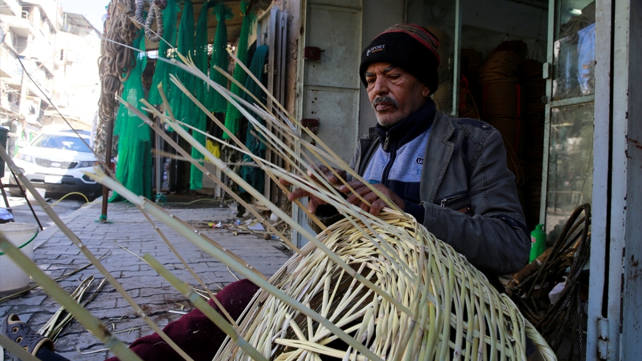 Atalardan miras kalan mesleği Bağdat`ın eski semtlerinde sürdüren hasırcılar, başta Iraklılar olmak üzere kentti ziyarete gelen turistlerin "el işi" denince satın almak istedikleri eşyalar arasında geliyor.