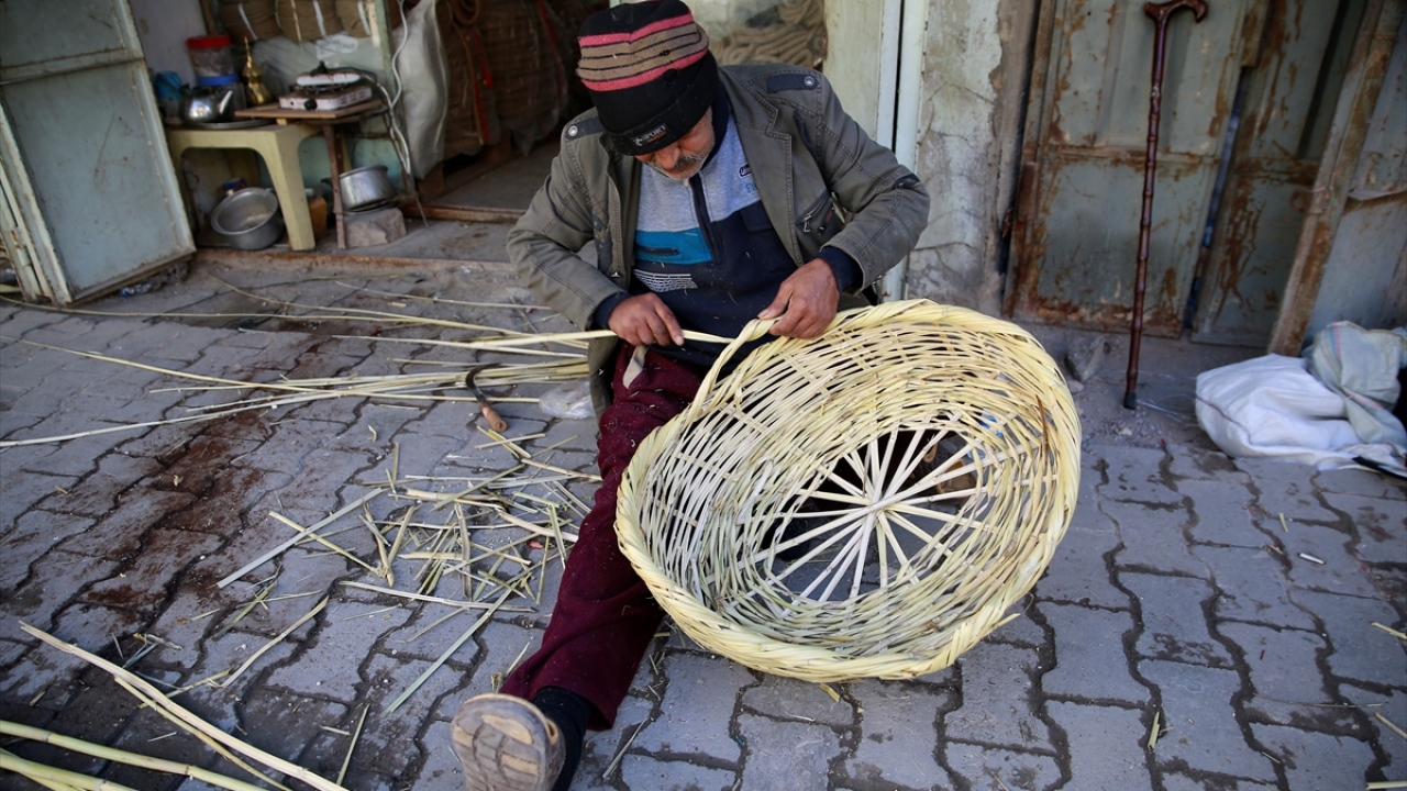 Bağdat`ın hizmetten yoksun daracık sokaklara sahip eski semtlerinden biri olan Alavi`de zor şartlar ve ülkenin içinde bulunduğu istikrarsızlığa rağmen üretime devam eden hasırcılara rastlanabilir.