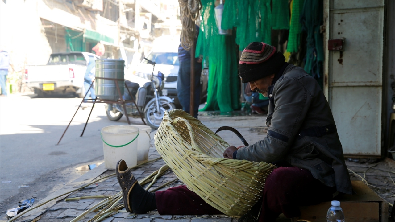 Küçük bir dükkanda babasından devraldığı hasırcılık sanatını icra eden Hüsam Halid, plastik ürünlerin yerini aldığı hasırları özenle üretmeye çalışan nadir esnaflardan birisi. 