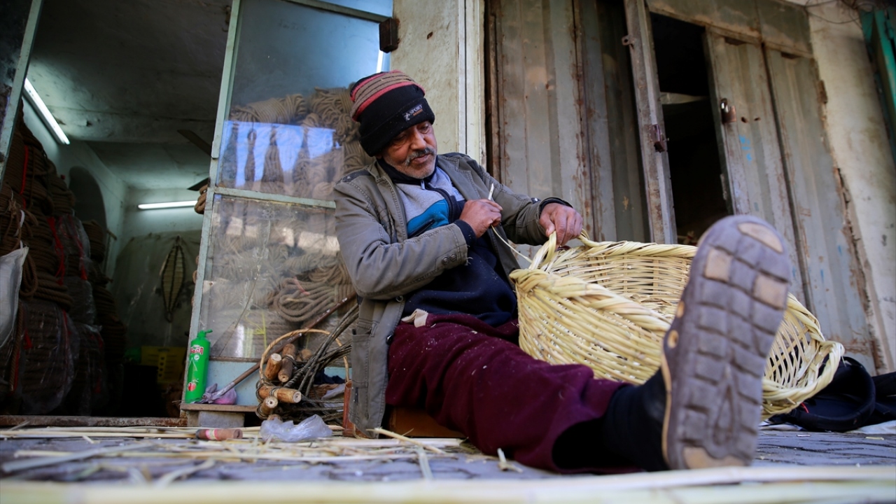 Irak`taki evlerin yapısından söz eden Halid, yatay mimariye sahip evlerin bahçelerinin geniş olduğunu ve ürünlerin bazılarının bahçelerde süs olarak da kullanıldığını söyledi. 