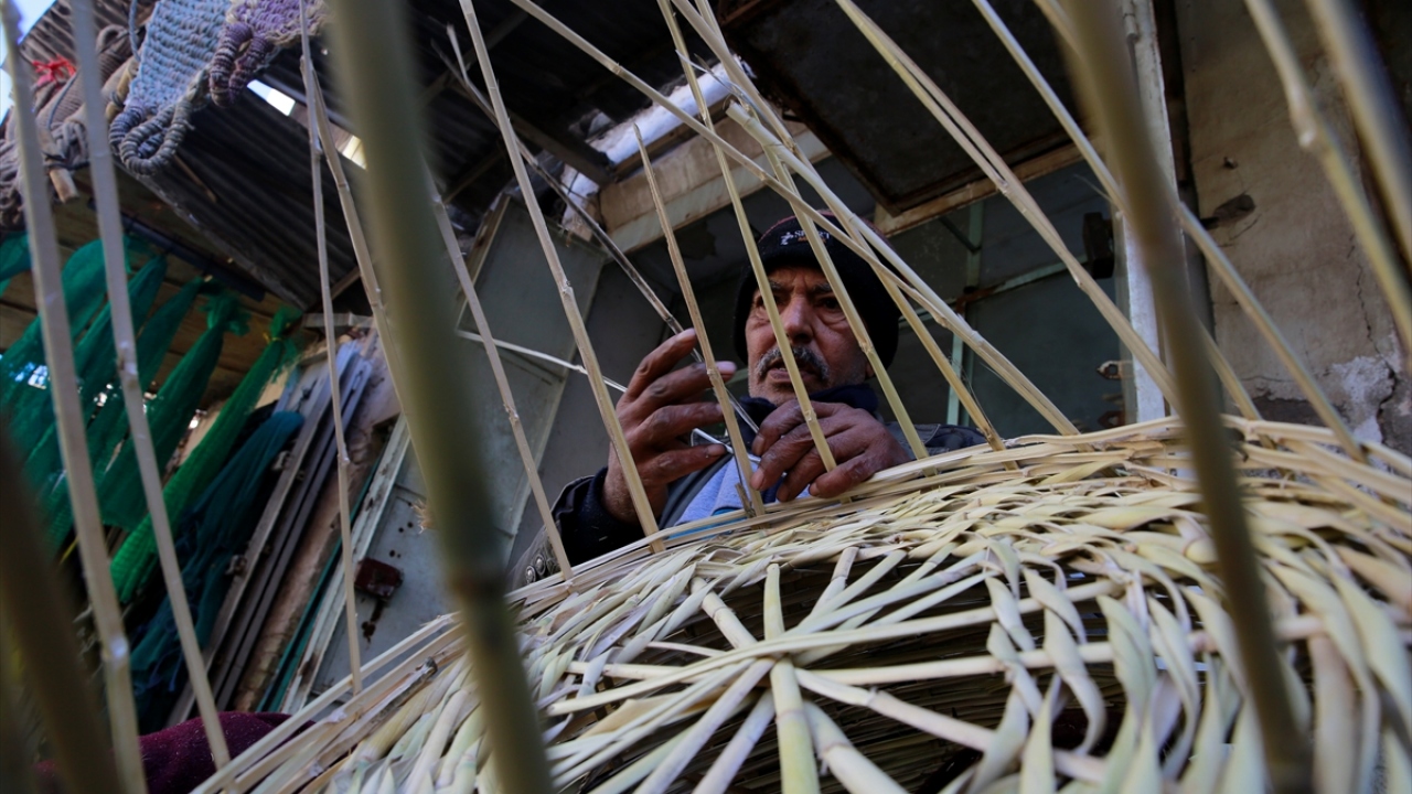 Mısır`dan Bağdat`a 44 yıl önce geldiğini ve hasır örme mesleğini babasından öğrendiğini söyleyen Abdulhalik, tüm zorluklara rağmen ülkesine geri dönmeyip kendisi gibi hasırcı olan Halid ile çalışmaya devam ettiğini kaydetti. 