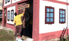 Şehir şehir gezip trafo ve okulları renklendiriyor