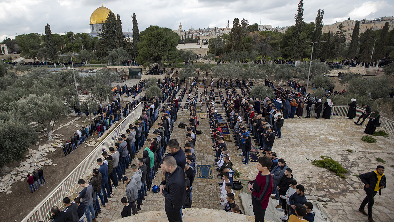 Kudüs İslami Vakıflar İdaresi’nden yapılan yazılı açıklamada, İsrail polisi tarafından 2003’te kapatılan Mescid-i Aksa’nın Rahmet Kapsı’nın açıldığı ve yüzlerce Filistinlinin Cuma namazını burada eda ettiği belirtildi.