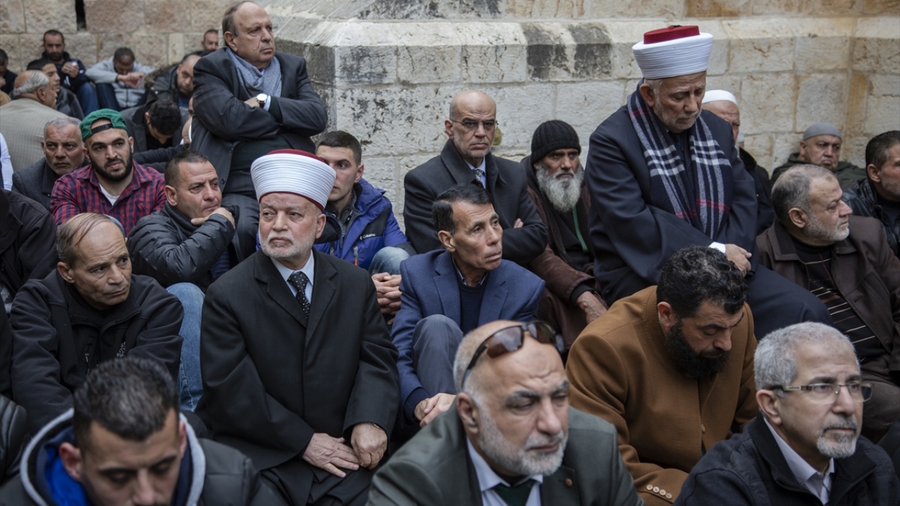 Mescid-i Aksa`daki son gerginlik, İsrail güçlerinin pazar günü 2003`ten bu yana giriş ve çıkışlara kapalı tutulan doğu surlarındaki Rahmet Kapısı`na inen merdivenlerin başındaki kapıyı zincirlemesiyle patlak vermişti. 