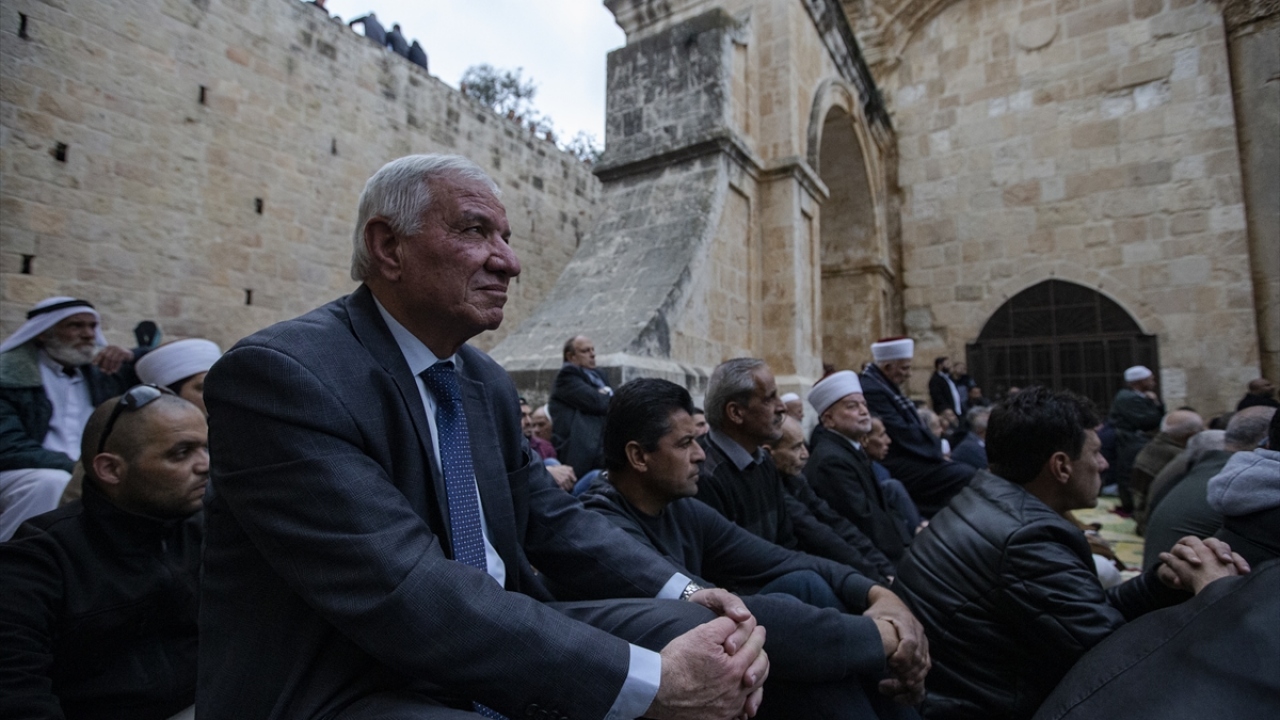 Bunun üzerine pazartesi günü Mescid-i Aksa`da toplanan bir grup Filistinli genç, söz konusu kapıyı kırmış, İsrail polisi de gençlerden bazılarını gözaltına alırken Harem-i Şerif`in kapılarını bir süreliğine kapatmıştı.