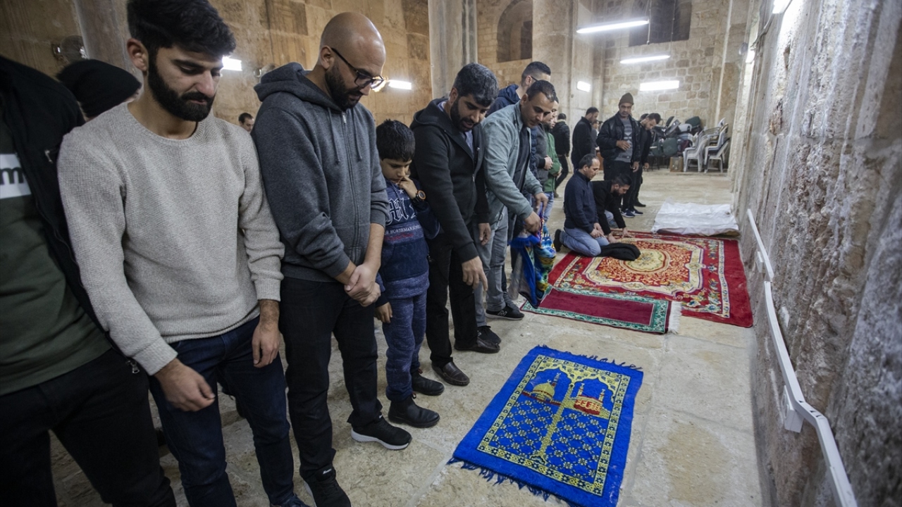 İsrail polisi salı akşamı da Rahmet Kapısı`nda nöbet tutan Filistinli cemaate saldırmış, çıkan olaylarda çok sayıda kişi yaralanmış, bazıları da gözaltına alınmıştı.