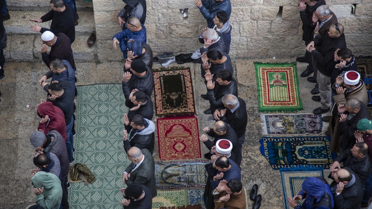 Yahudiler, içinde Kıble Mescidi ile Kubbetu`s Sahra Camisi`nin yanı sıra müze, mescitler, medreseler ve büyük avlunun yer aldığı Mescid-i Aksa Külliyesi altında sözde "Süleyman Mabedi kalıntılarının bulunduğu" iddiasıyla kazı çalışmaları yapıyor, 