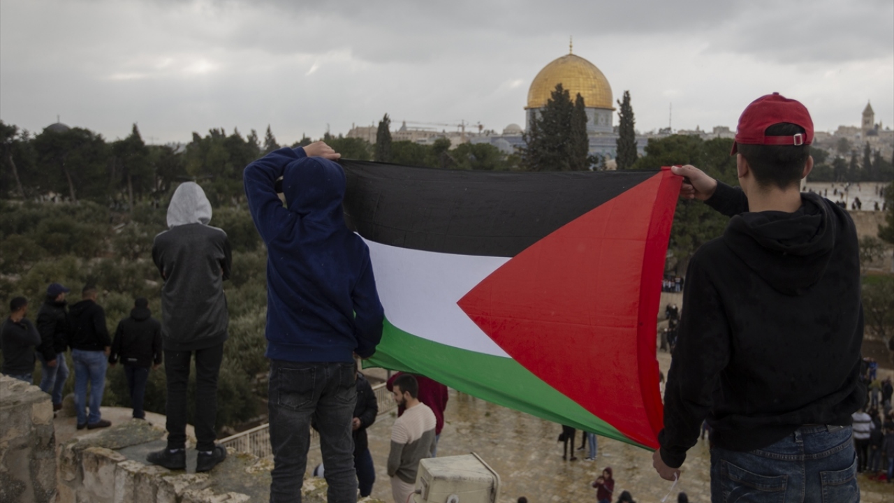 Alanda kılınan cuma namazı sonrası, toplanan Müslümanlar, Filistin Bayrağı açarak, İsrail aleyhine sloganlar attı.