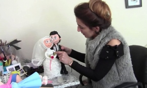 Atıklardan karikatür bebekler yapıyor