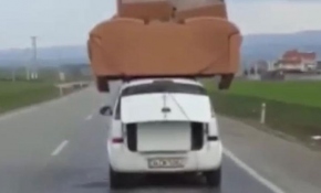 Otomobilin üzerinde koltuk takımı taşıdı