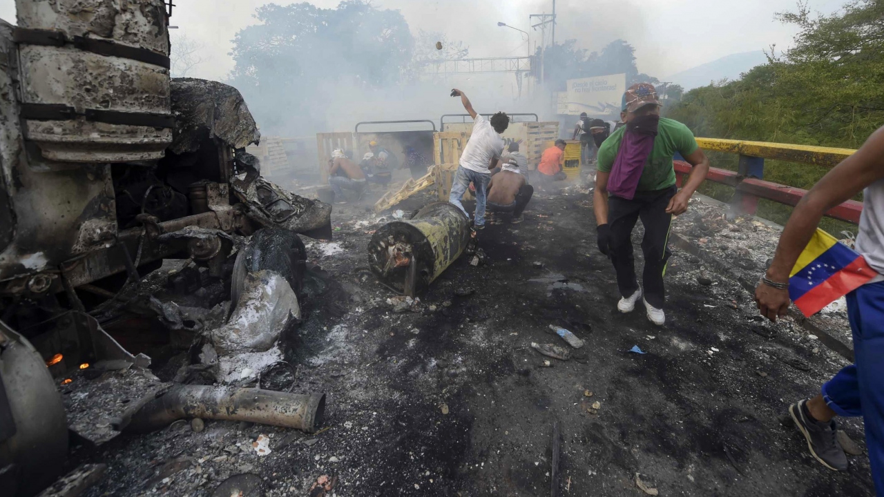 Grubun zaman zaman Venezuela tarafına havai fişek attığı görüldü.  