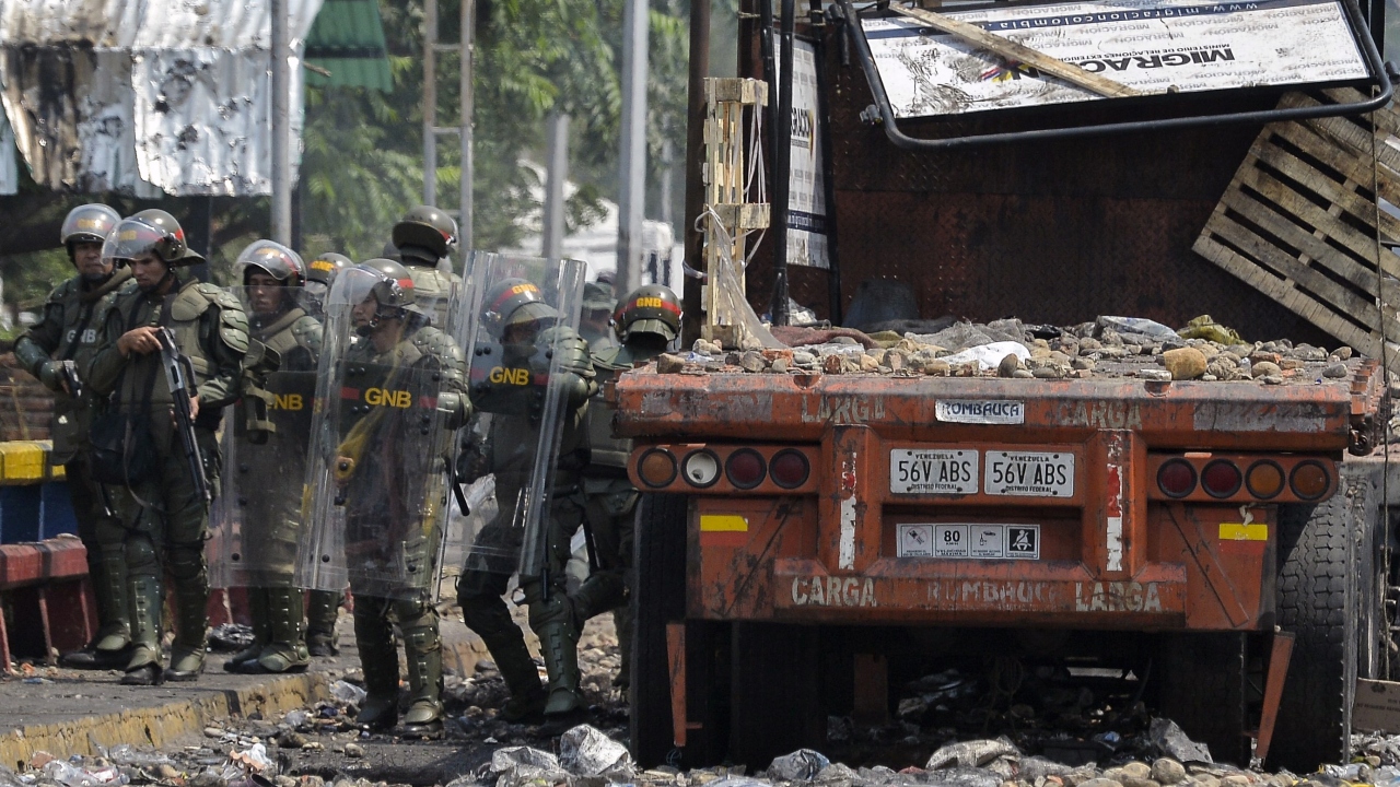 Köprünün altındaki 10 kişilik grubun da taş atması üzerine Venezuela güvenlik güçleri köprüye girdi. 