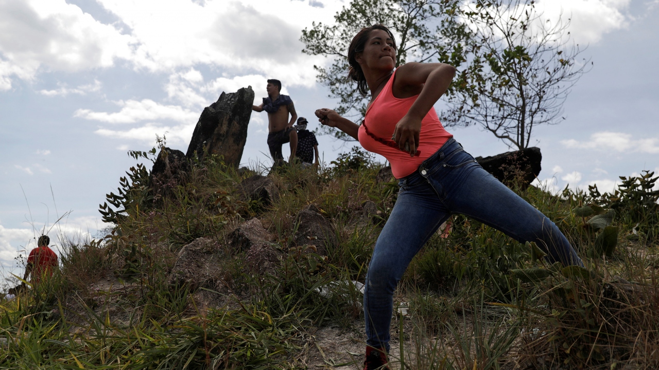 Diğer göstericiler de köprünün altından taşlı şişeli saldırılarını sürdürdü.