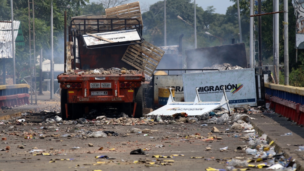 Açıklamada, Cucuta kentinin bağlı olduğu Norte de Santander yönetim bölgesinde 146, güneyindeki Arauca yönetim bölgesinde 10 askerin Kolombiyalı makamlara sığındığı bilgisi paylaşıldı. 