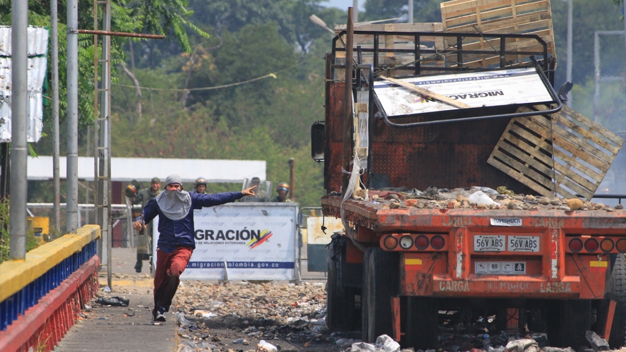 GNB mensuplarının göz yaşartıcı gazla müdahalesinin ardından köprüdeki iki kişi ve altındaki grup Kolombiya tarafına kaçmak zorunda kaldı.