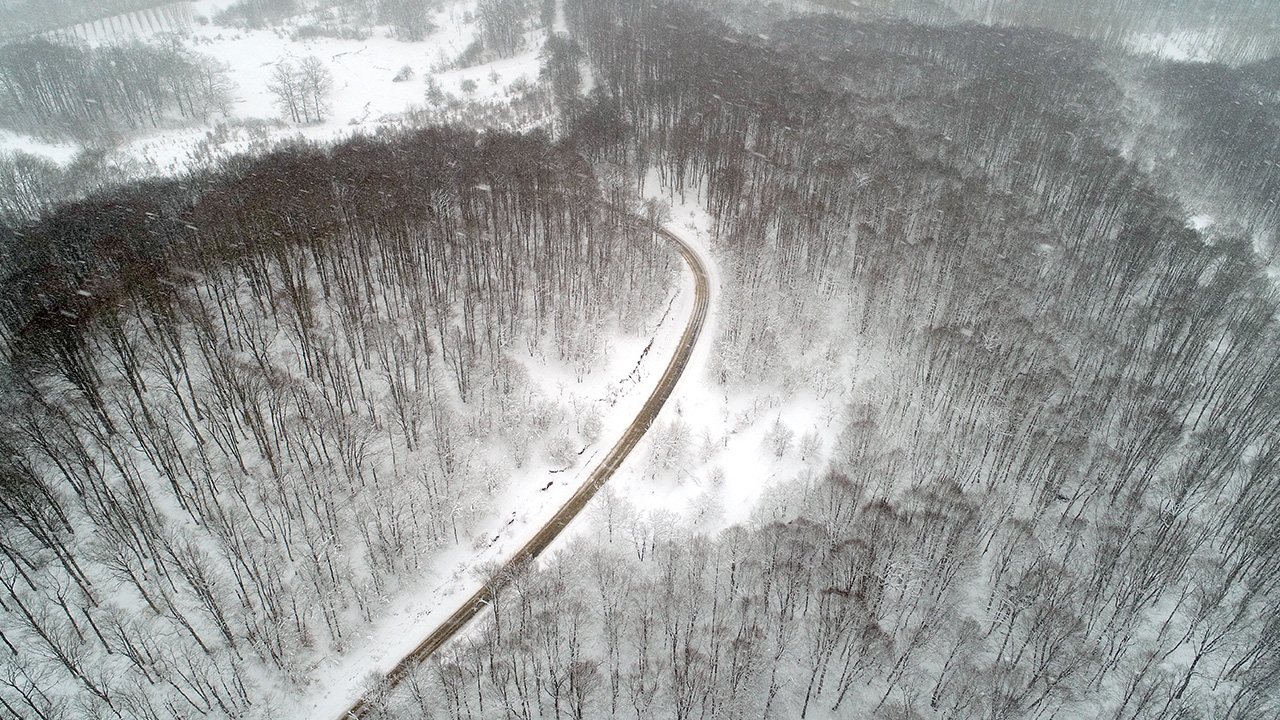 Edirne`de gece saatlerinde başlayan kar yağışı etkisini kaybetti.
