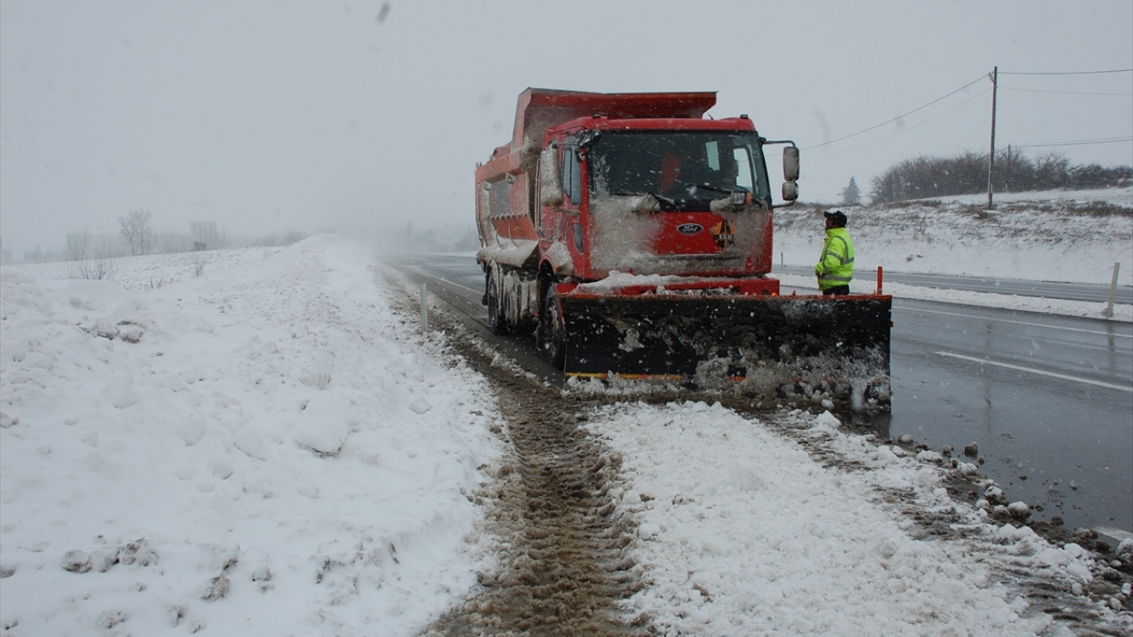 Tekirdağ`da ise kar yağışı Malkara ve Hayrabolu ilçelerinin yüksek kesimlerinde devam etti. 