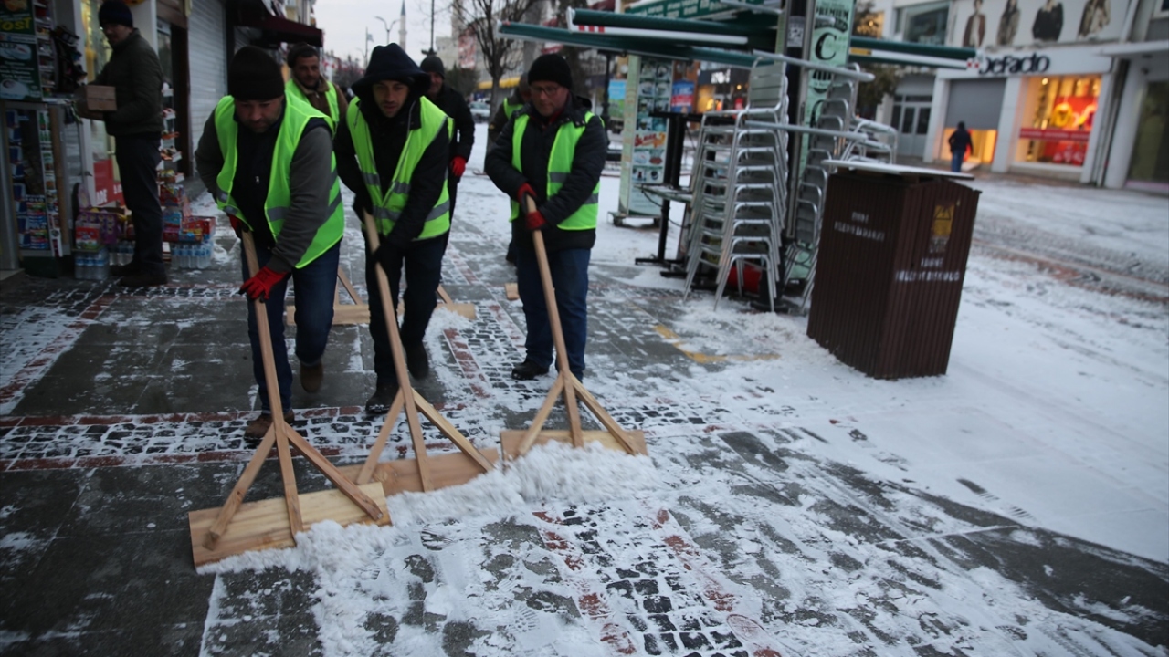 Belediye ekipleri kar temizleme çalışması yaptı.