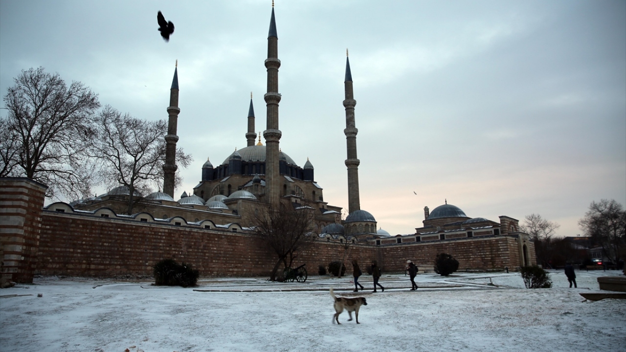 Yağışlı hava sisteminin bugün etkisini kaybedeceği, hava sıcaklıklarının da buna bağlı olarak artmaya başlayacağı tahmin ediliyor.