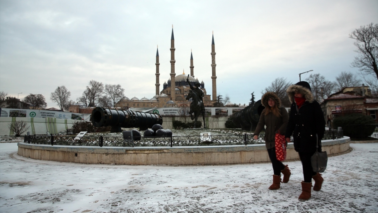 Hava sıcaklığının sıfırın altında 2 derece ölçüldüğü Edirne`de gün içinde aralıklarla kar yağışı bekleniyor.