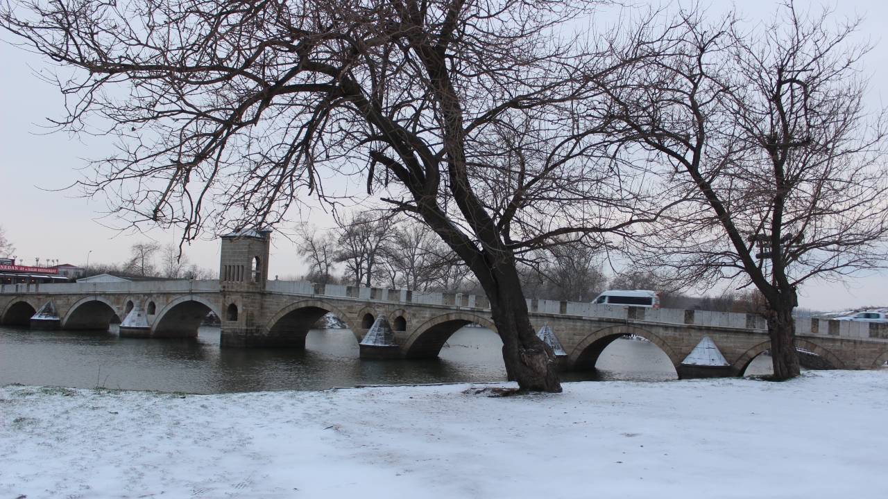 Edirne`de etkili olan kar yağışı sonrası kent beyaza büründü.