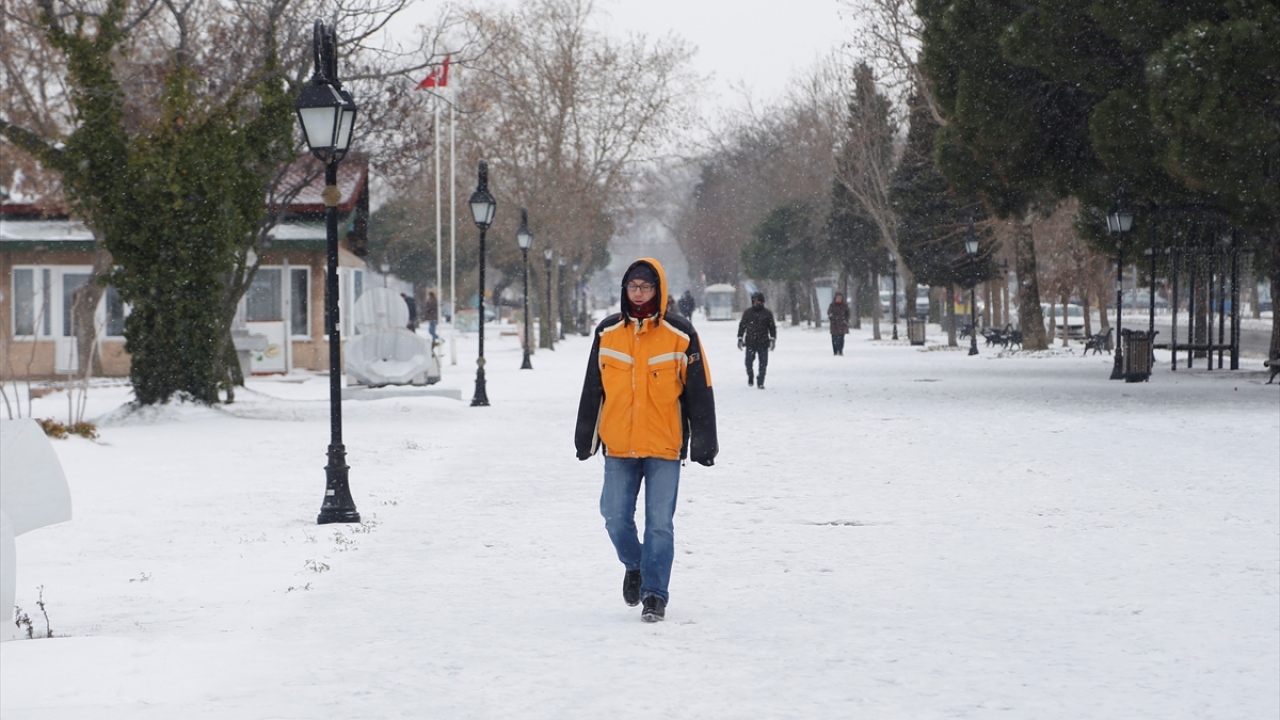 Tekirdağ`da ise kar yağışı Malkara ve Hayrabolu ilçelerinin yüksek kesimlerinde devam ediyor.