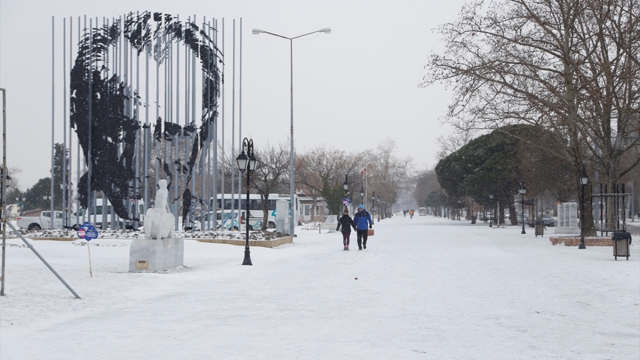 Hava sıcaklığının sıfırın altında 1 derece olduğu kent genelinde kar yağışının öğleden sonra etkisini yitireceği ön görülüyor.